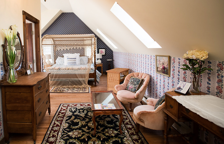 Bed & Breakfast, Newport RI Sun Lit Suite Room